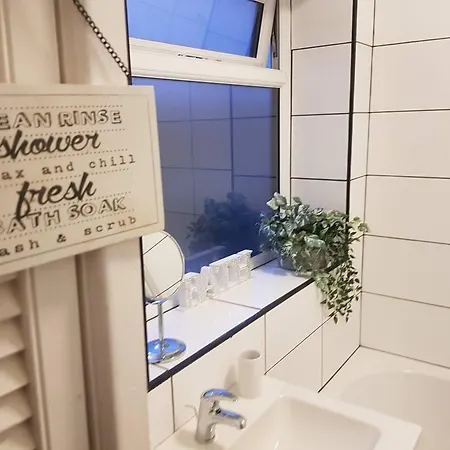 Bright 4-bed House 15 Min To Centre Prázdninový dům Manchester