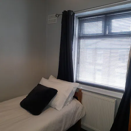 Bright 4-bed House 15 Min To Centre Manchester