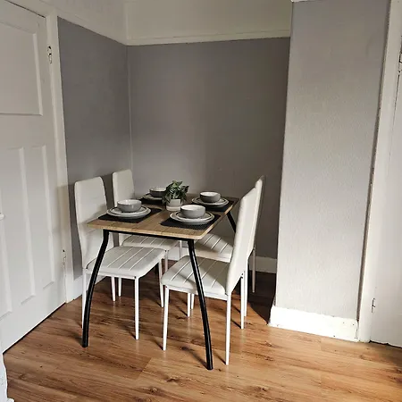 Bright 4-bed House 15 Min To Centre Feriehus Manchester