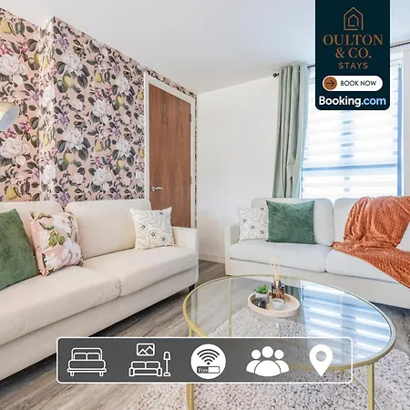 Luxury Retreat For 10 - Short Lets & Serviced With Hot Tub And Spacious Garden * Manchester