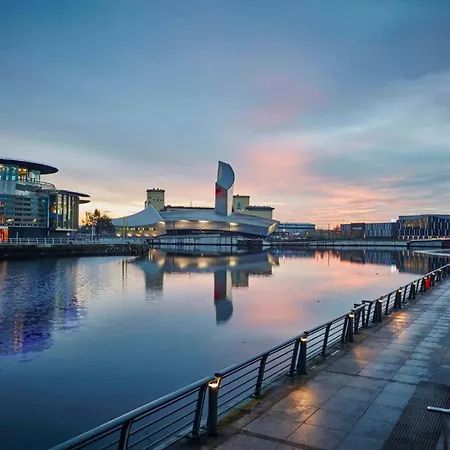 Large Salford -free Parking Apartament