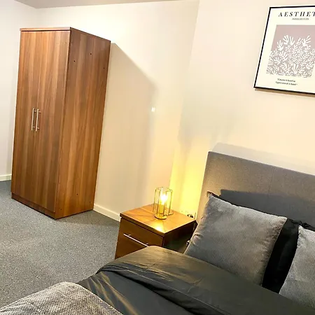 Appartement Cozy Two Bed With Juliet Balcony And Free Secure Parking