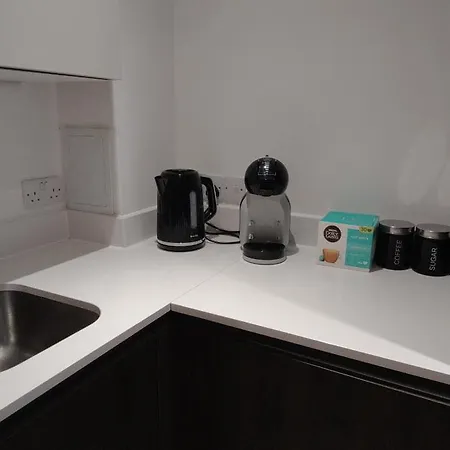 Bee Cosy - Near Train Stations And Shopping Centre With Paid Private Parking, 500mbps Internet And Netflix