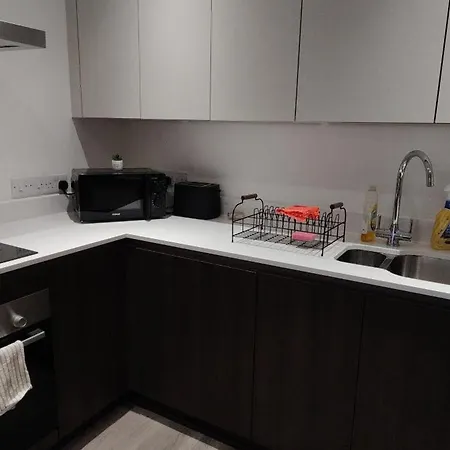 Bee Cosy - Near Train Stations And Shopping Centre With Paid Private Parking, 500mbps Internet And Netflix Apartman