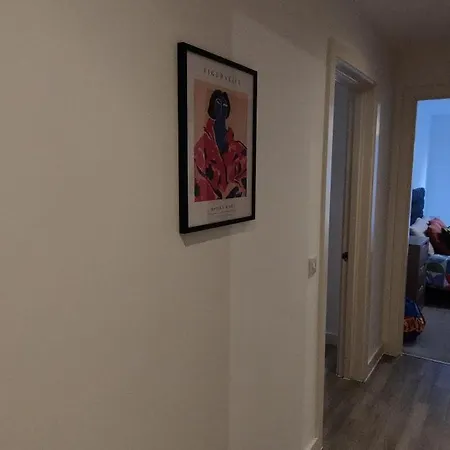 Bee Cosy - Near Train Stations And Shopping Centre With Paid Private Parking, 500mbps Internet And Netflix