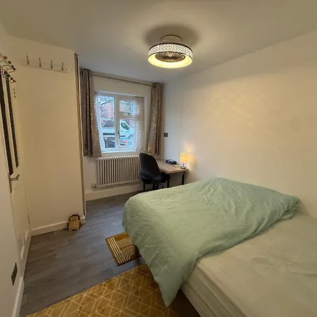 Contemporary Guest With Private Bathroom Near Centre 홈스테이 *