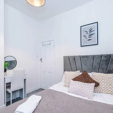 Oldtrafford - Sleeps 6 - Free Parking - Free Wifi Casa de Férias *