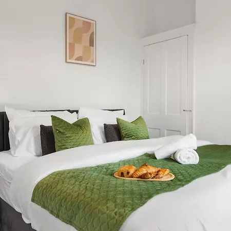 Family - Sleeps 6 - Garden - Parking Manchester