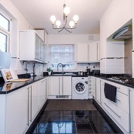 Oldtrafford - Sleeps 6 - Free Parking - Free Wifi Manchester