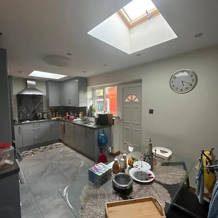 Contemporary Guest With Private Bathroom Near Centre 홈스테이 *