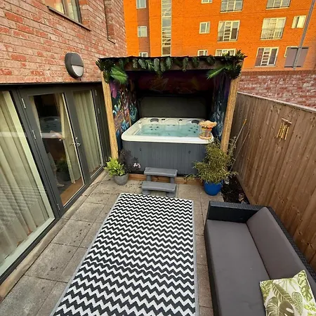 Sleek 4br Townhouse-rooftop-hot Tub Prime Location