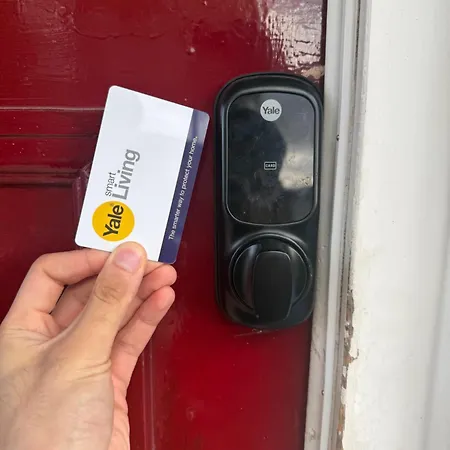 Contemporary Guest With Private Bathroom Near Centre منزل للإقامة *