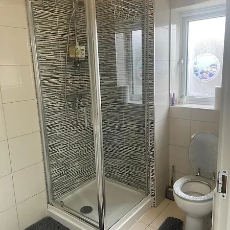 度假居 New 4 Bedroom House Sleeps 7, 5mins Etihad, Coop Live, Centre