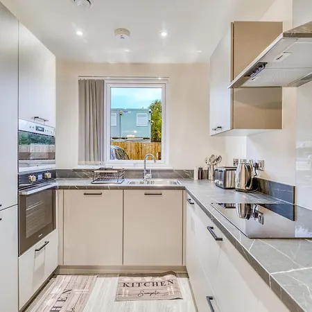 Holiday home Brand New 4 Bed House *