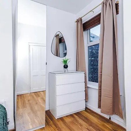 Oldtrafford - Sleeps 6 - Free Parking - Free Wifi Holiday home Manchester