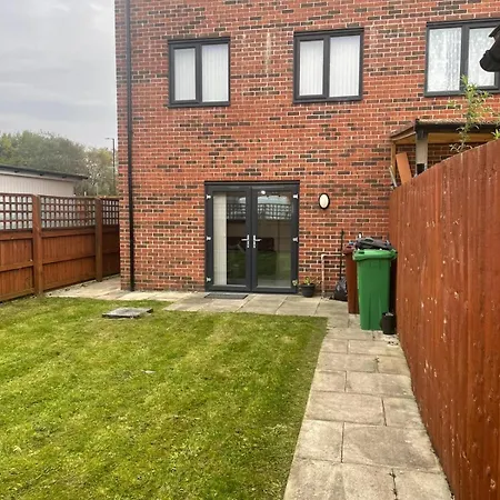 度假居 New 4 Bedroom House Sleeps 7, 5mins Etihad, Coop Live, Centre *