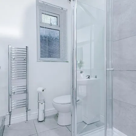 Oldtrafford - Sleeps 6 - Free Parking - Free Wifi * Manchester