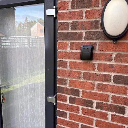 New 4 Bedroom House Sleeps 7, 5mins Etihad, Coop Live, Centre *