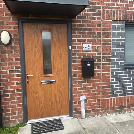 New 4 Bedroom House Sleeps 7, 5mins Etihad, Coop Live, Centre 度假居 *