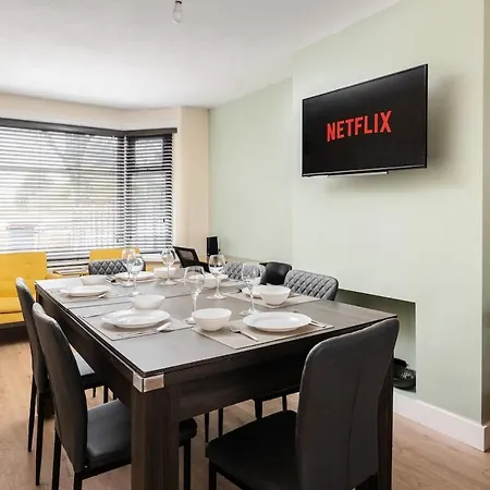 Spacious 3br - Pool Table - Games - Sleeps 9 別荘