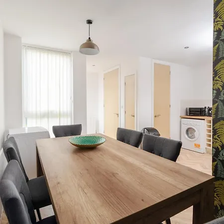 Дом отдыха Chic 3bd Abode With Pool Table - Etihad - Coop Live - Free Parking Манчестер