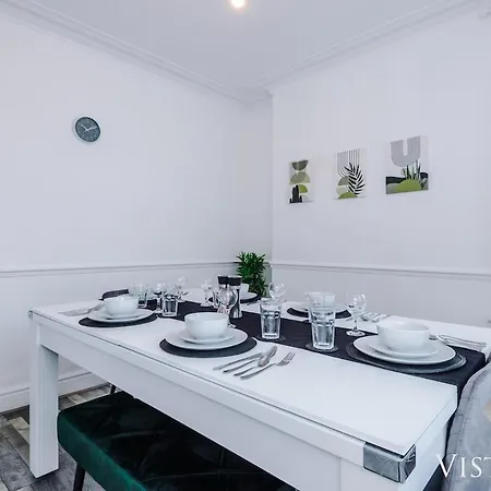 3br, Pool Table, Dart Board By Vista Short Lets 別荘