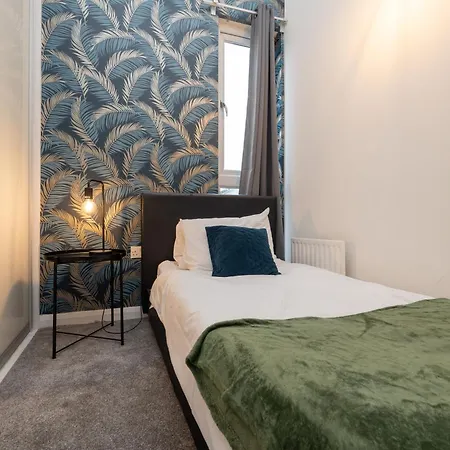 Дом отдыха Chic 3bd Abode With Pool Table - Etihad - Coop Live - Free Parking Манчестер