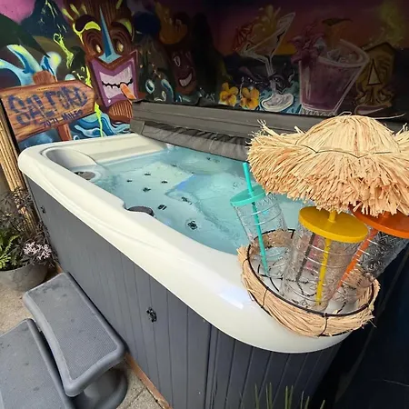 Dom wakacyjny Stylish 4-bedroom Townhouse With Private Rooftop Terrace *