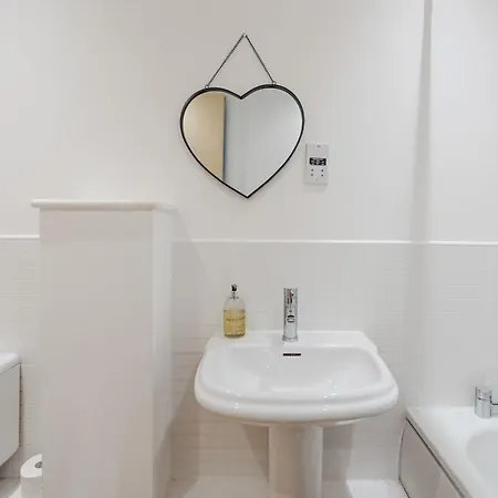 Дом отдыха Chic 3bd Abode With Pool Table - Etihad - Coop Live - Free Parking *