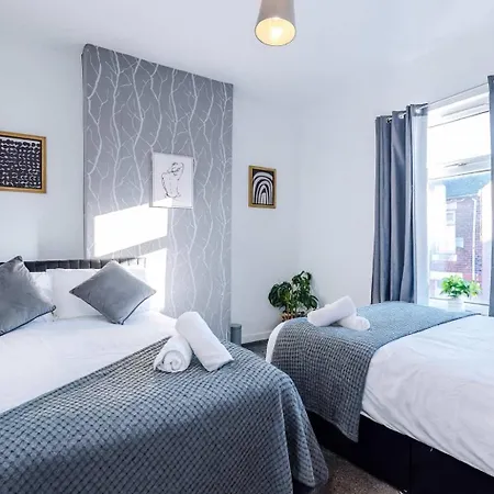 4-bed House Near Centre Manchester