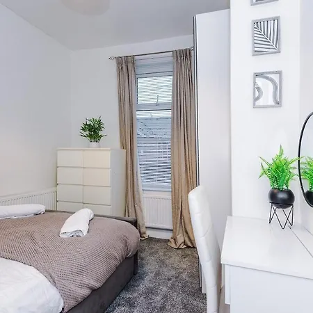 Oldtrafford - Sleeps 6 - Free Parking - Free Wifi Holiday home *