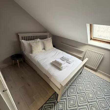 Cosy 4br House, West Didsbury, Bars And Restaurants Close By, Free Parking, Sleeps 8 מנצ'סטר