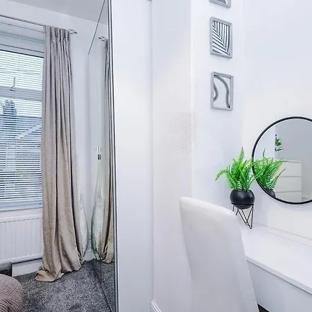 Oldtrafford - Sleeps 6 - Free Parking - Free Wifi * Manchester