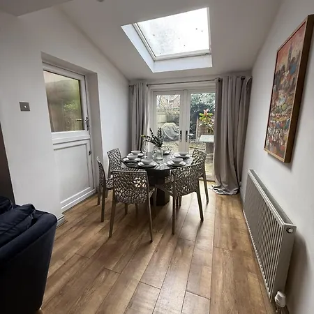 Cosy 4br House, West Didsbury, Bars And Restaurants Close By, Free Parking, Sleeps 8 בית נופש מנצ'סטר