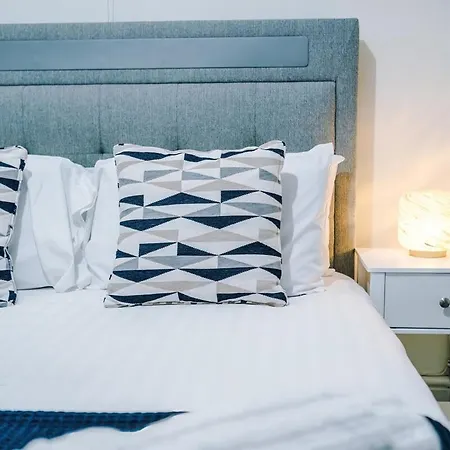 Oldtrafford - Sleeps 6 - Free Parking - Free Wifi Holiday home Manchester
