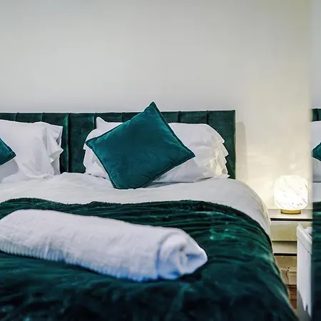 Oldtrafford - Sleeps 6 - Free Parking - Free Wifi * Manchester