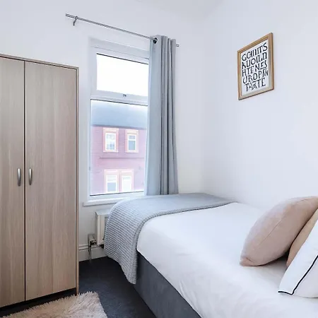 4-bed House Near Centre Semesterbostad Manchester