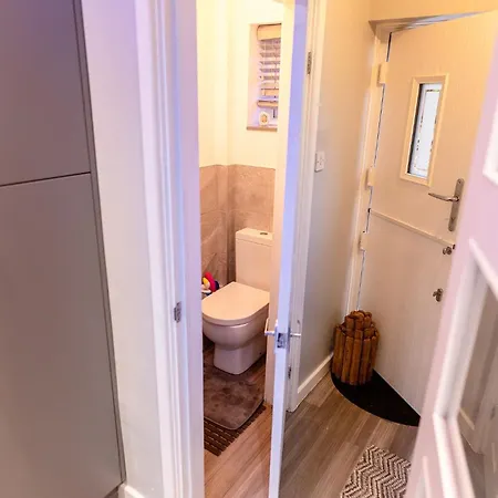Sleeps 5 - Free Parking Wifi Near Airport & Μάντσεστερ