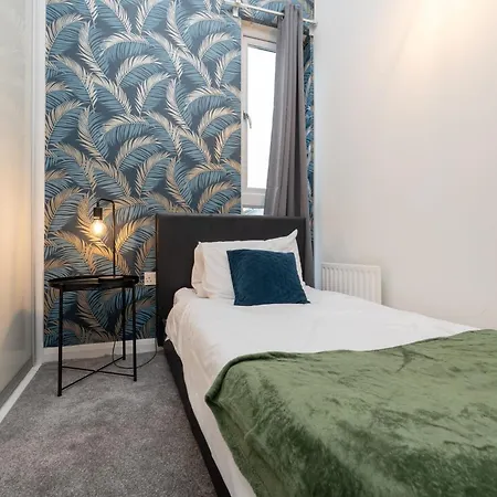 Prázdninový dům Chic 3bd Abode With Pool Table - Etihad - Coop Live - Free Parking