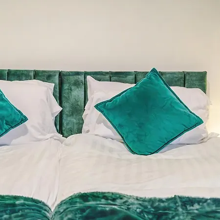 Oldtrafford - Sleeps 6 - Free Parking - Free Wifi Holiday home