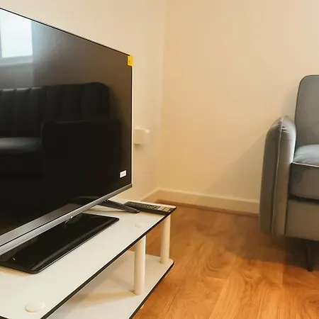 Contemporary 2 Bedroom Flat With Great Location In Salford Apartment Manchester