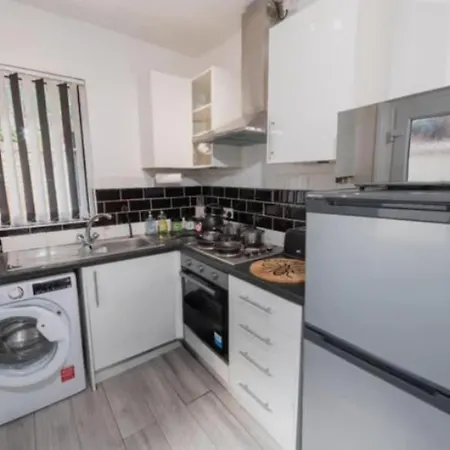 Free Parking, Large House For Contractors & Families, Sleeps 5, 5 Mins To Etihad Stadium * マンチェスター