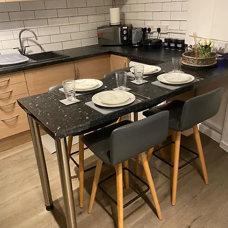 2 Bedrooms Next To Arndale Shopping *