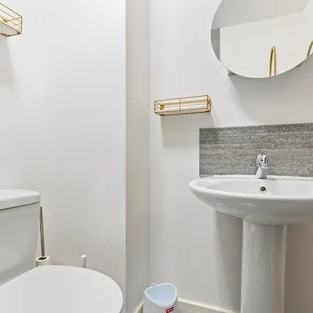 Modern 2br Apartment, Sleeps 5 Guests, Free Wi-fi, Free Parking * Manchester