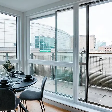 Bright 2br With Balcony Views Apartament Manchester