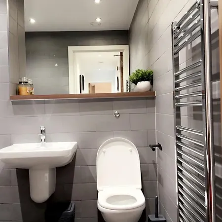 Cozy 2- Bed In The Centre 아파트 *