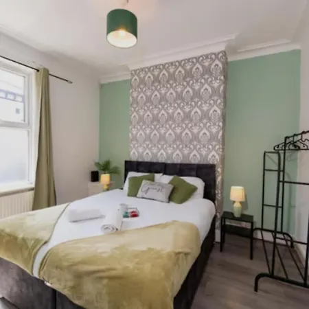 Free Parking, Large House For Contractors & Families, Sleeps 5, 5 Mins To Etihad Stadium