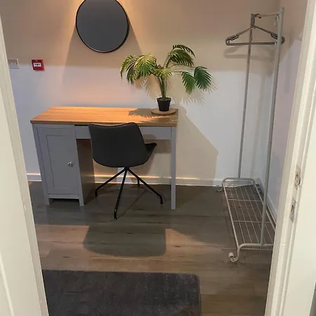 Διαμέρισμα 2 Bedrooms Next To Arndale Shopping *