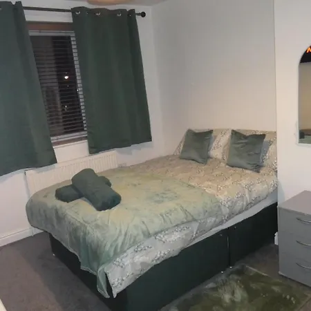 Spacious 4 Bed Maisonette Close To Salford Quays And With Smart Tvs And Netflix Perfect For Families And Contractors * 曼彻斯特