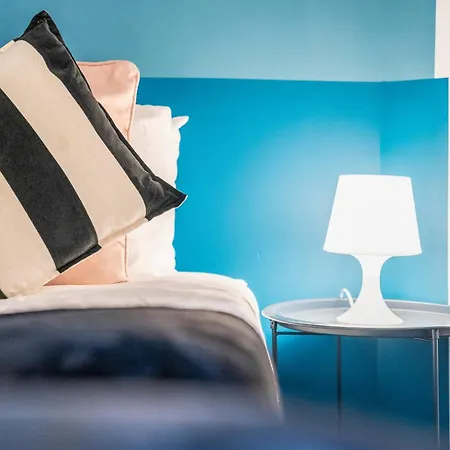 Modern 2br Apartment, Sleeps 5 Guests, Free Wi-fi, Free Parking Apartament *